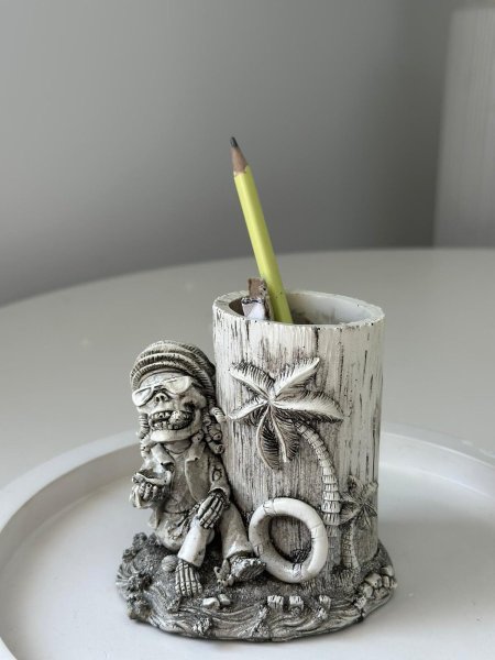 مكته هيكل عظم مع مقلمة